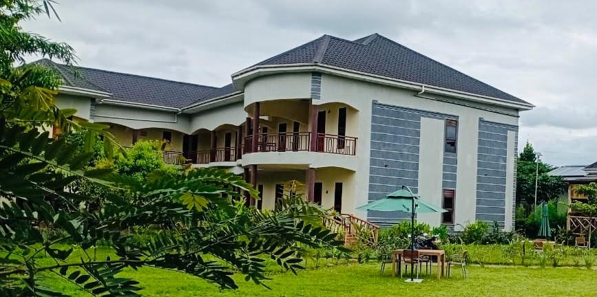 The green grounds of Ngogo Safari Lodge